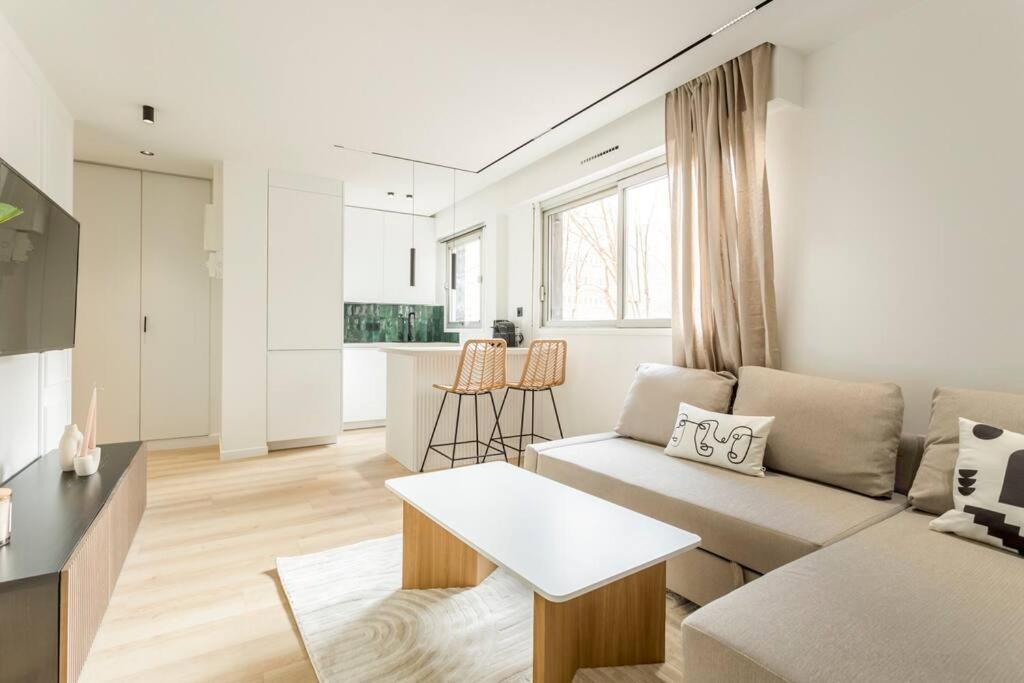 דירות פריז Luxurious 3 Min Walk From Eiffel Tower מראה חיצוני תמונה