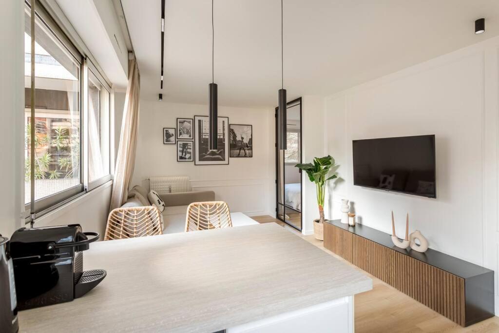 דירות פריז Luxurious 3 Min Walk From Eiffel Tower מראה חיצוני תמונה