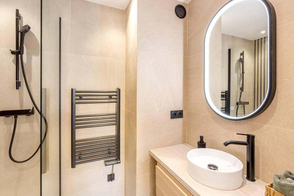 דירות פריז Luxurious 3 Min Walk From Eiffel Tower מראה חיצוני תמונה