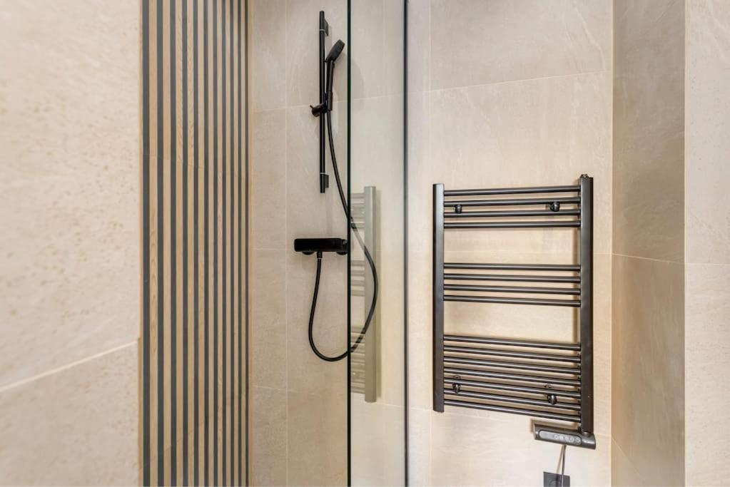 דירות פריז Luxurious 3 Min Walk From Eiffel Tower מראה חיצוני תמונה